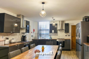 Stylish 9 Bedrm House, Fast Wifi, Free Parking